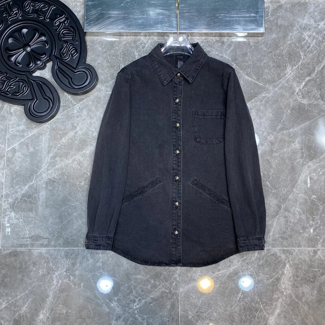 P256 Chrome Hearts customized autumn and winter shirt series, classic patchwork embroidered leather denim, exclusive custom weaving and dyeing, 100% pure cotton high weight denim fabric, high-tech washing! Heavy enzyme stone rinse! Original hardware mold opening! ⭐Specially customized pocket design on the front panel ⭐Thickened leather patchwork on the back panel ➕Patchwork design The most simple and versatile denim shirt this season Suitable for all kinds of outfits and can be worn in all seasons 🌈Recommended color: black 🌈Code numbers: S, M, L, XL